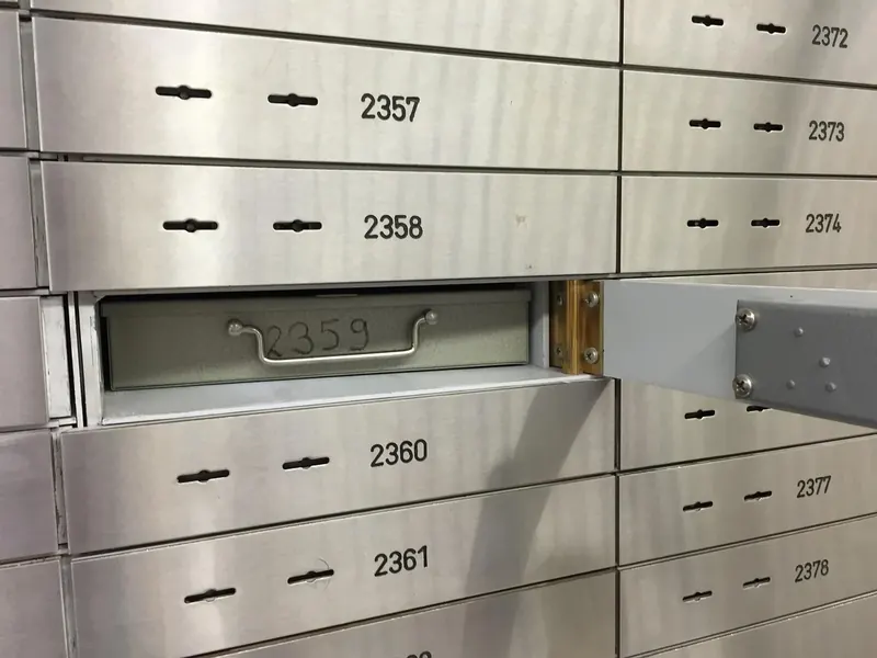 Symbolbild: Nummerierte Bankschließfächer aus Edelstahl im Tresorraum, ein Fach steht offen.