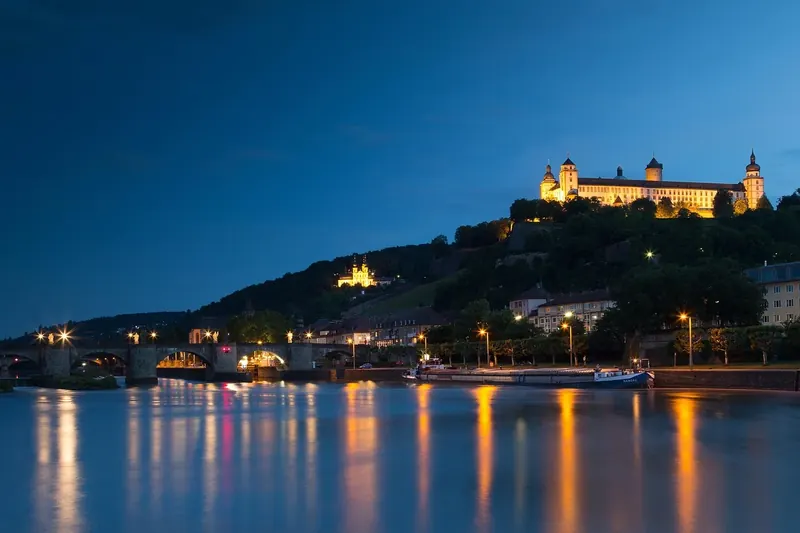 Symbolbild: Festung Marienberg und Alte Mainbrücke in Würzburg bei Nacht