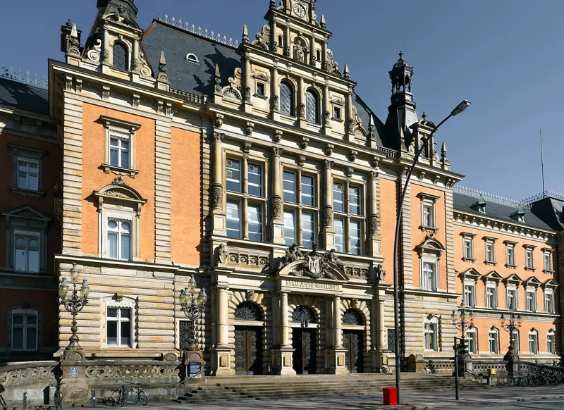 Symbolbild: Historisches Strafjustizgebäude in Hamburg mit Sandsteinsockel und Laternen
