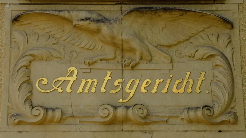 Symbolbild: Goldener Schriftzug „Amtsgericht“ mit Adlerrelief