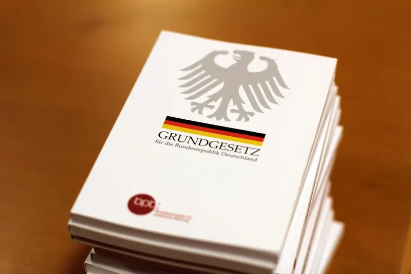 Symbolbild: Stapel des Grundgesetzes für die Bundesrepublik Deutschland mit Bundesadler