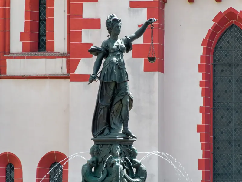 Symbolbild: Bronzefigur der Justitia mit Waage und Schwert auf dem Gerechtigkeitsbrunnen in Frankfurt am Main