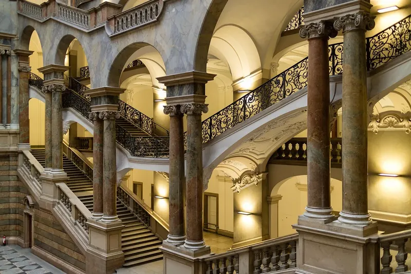 Symbolbild: Leeres Treppenhaus im Münchner Justizpalast