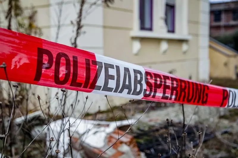 Symbolbild: Rot-weißes Absperrband mit der Aufschrift POLIZEIABSPERRUNG